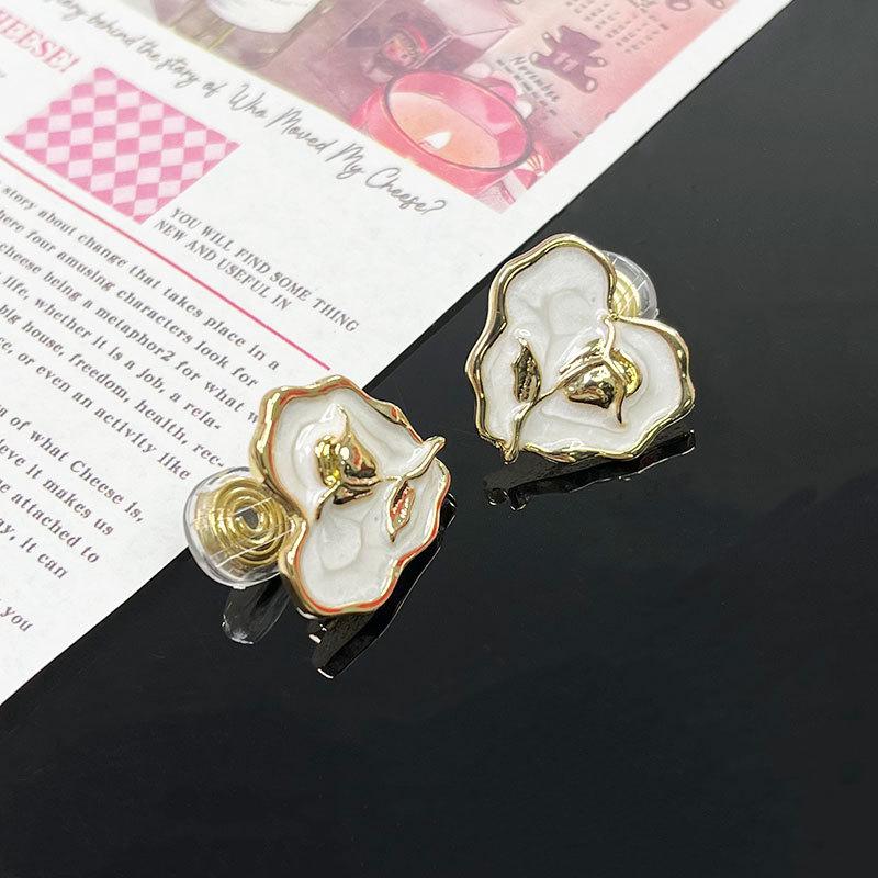 Korean Style Retro Pearl Ear Clip for Women - Mosquito Coil Holder, No Piercing, High-End, Fashionable and Versatile Luxury Earrings