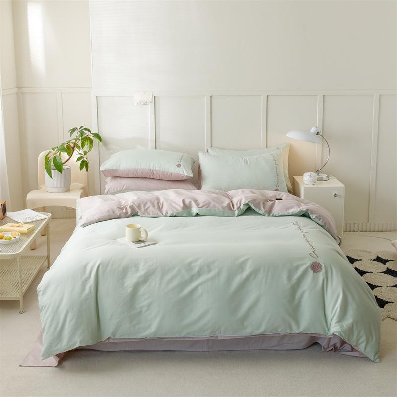 Kleines, frisches vierteiliges Set aus reiner Baumwolle, bedrucktes Set aus reinem Baumwolltwill, Einzel- und Doppelbettbezug, Bettlaken, Kissen, dreiteiliges Set