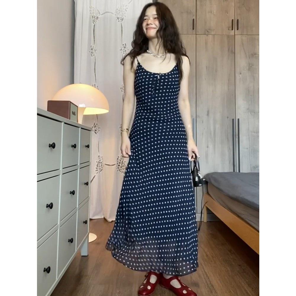 The new Korean gentle wind polka dot suspender dress for women's summer niche does not collide with the waist long dress