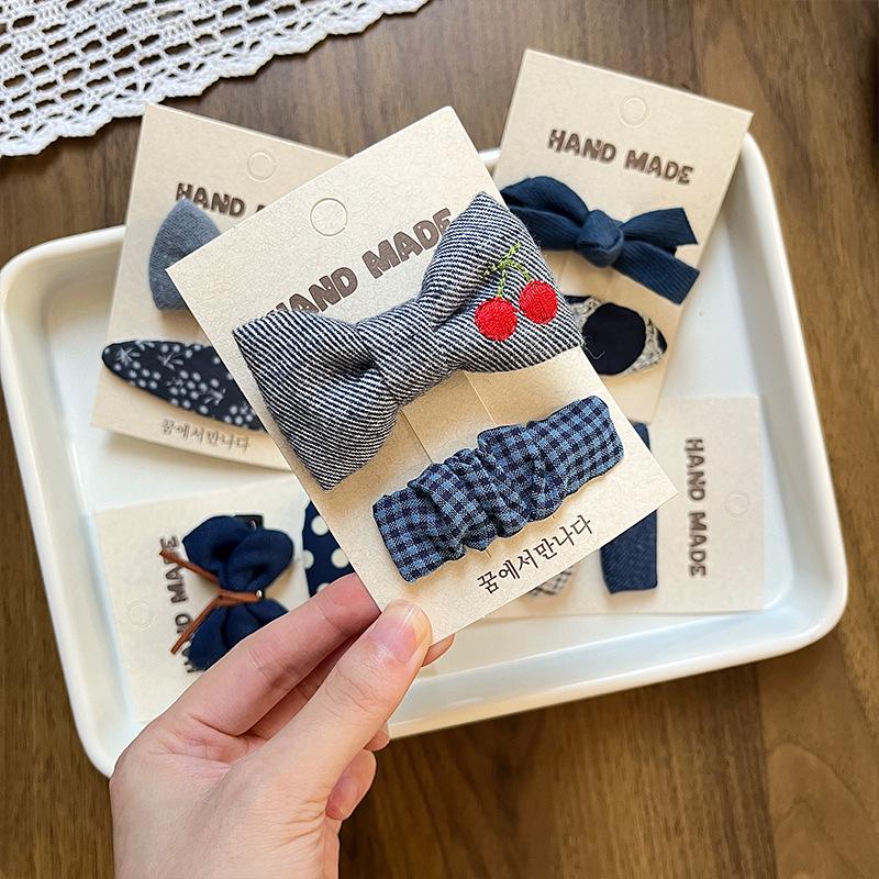 Koreanische Kinder Haarspange mit gestickter Blume - Süße Pony- & Seitenklammer