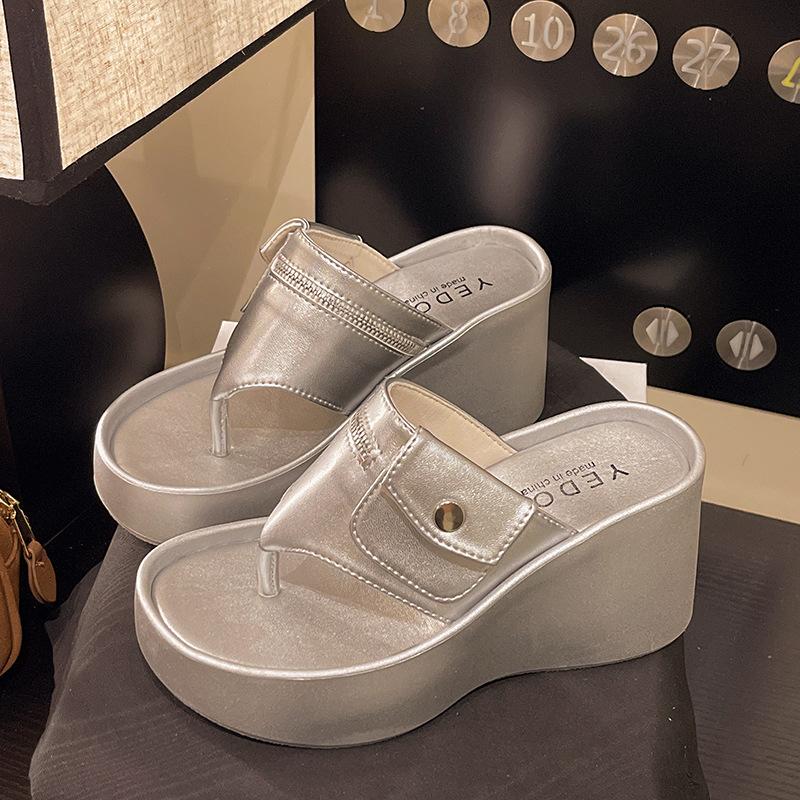 

Шлепанцы на танкетке Spice girl женские 2025 новые летние толстоподошвенные маффины для улицы с приподнятым носком, крутые шлепанцы 40 серебряный