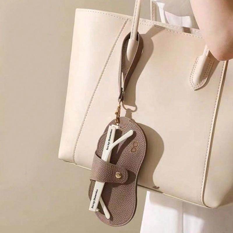 Portable Sunglasses Pouch Leather Neck-Hanging Eyeglass Case Anti-Pressure Protective Sleeve Fashionable Storage Bag for Eyewear