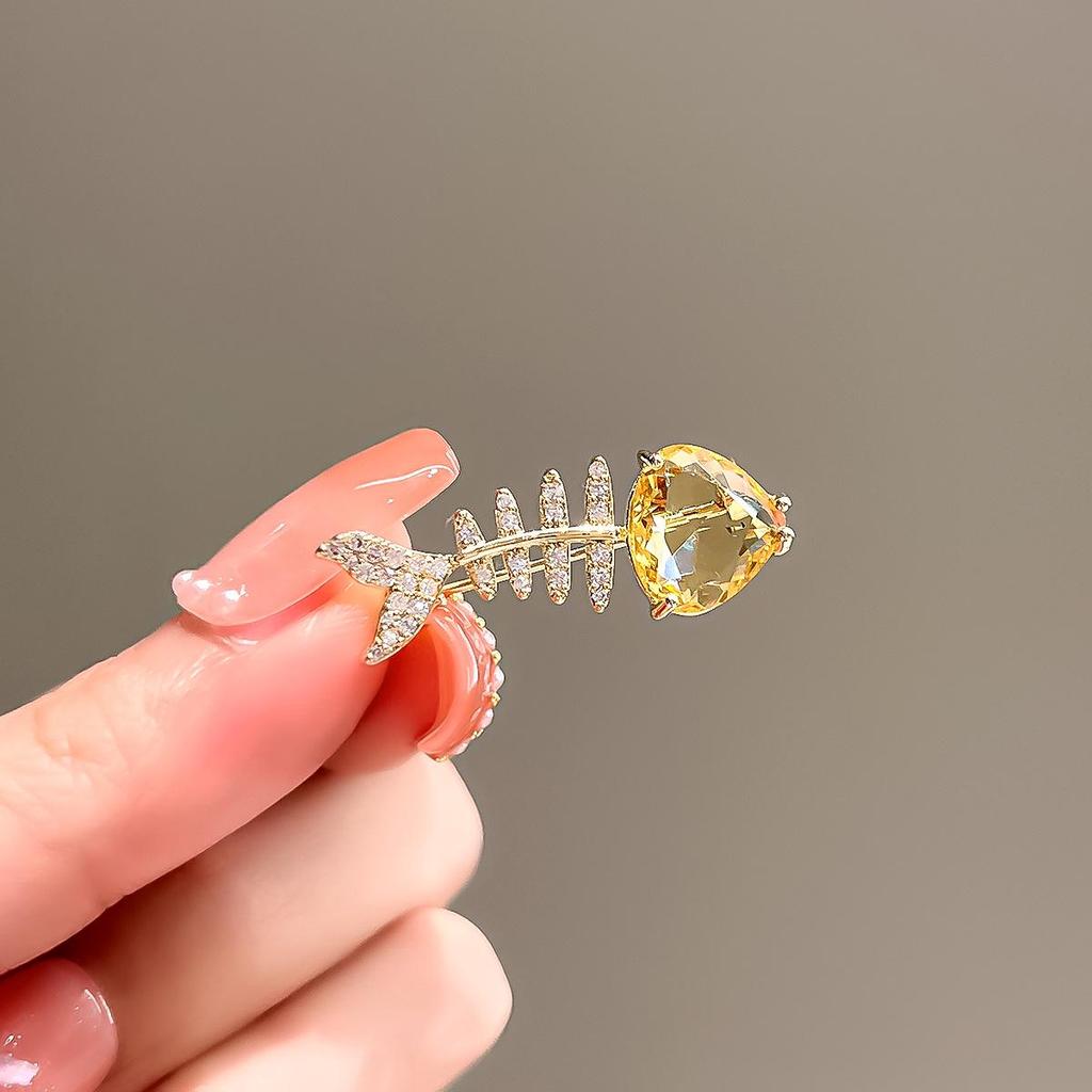 Elegant Butterfly Brooch: Luxurious Suit Accessory & Stylish Corsage for Women