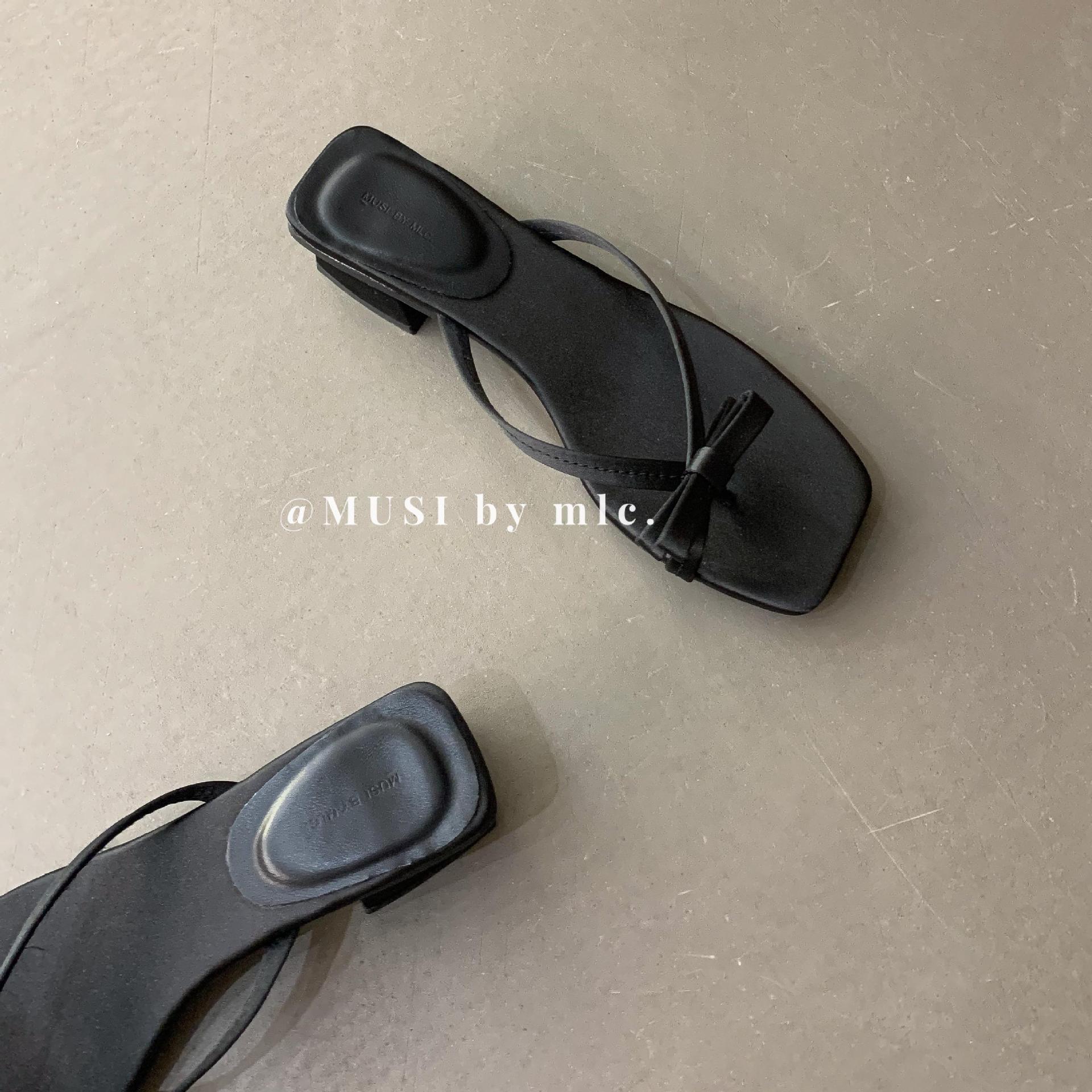 

Korean slippers, new niche in the summer of 2024, sweet temperament, elegant strap, low-heeled commuter sandals 35 чёрный