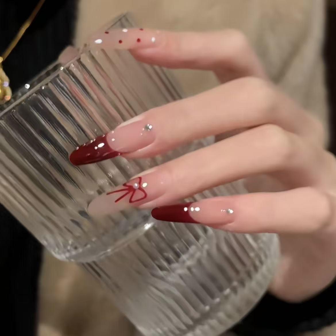 

Высококлассные красные миндалевидные типсы с бантом в горошек и дизайном с бриллиантами - Бестселлер M Glue Kit