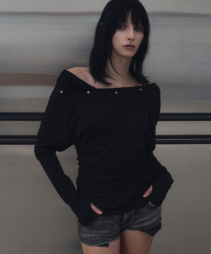GINSEUKI Studded Off-Shoulder Shirring Long Sleeve (Black)