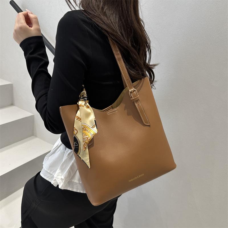 2025 Große Damen-Umhängetasche - Vielseitige, einfache Pendler-Tragetasche mit Schal