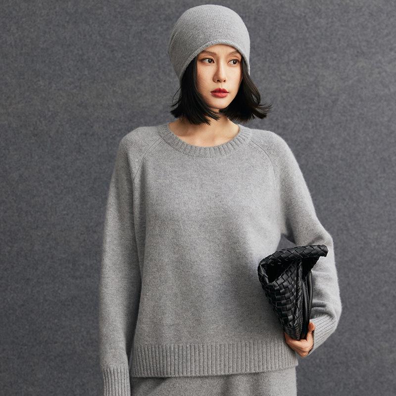 Women's Cashmere Raglan Sleeve Sweater - Winter 2026 New Arrival, Round Neck, Gentle Style, Loose Fit, Slimming Warm Base Layer.