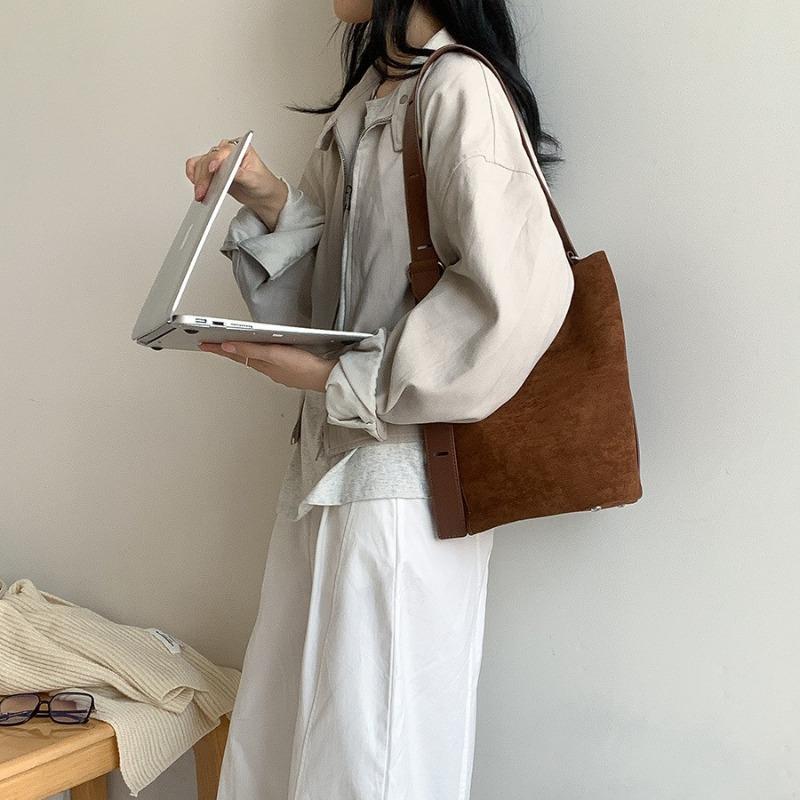 Autumn and Winter Tote Bag Large Capacity Women's New Single Shoulder Suede Bag Cylinder Simple Niche Commuter Bucket Bag