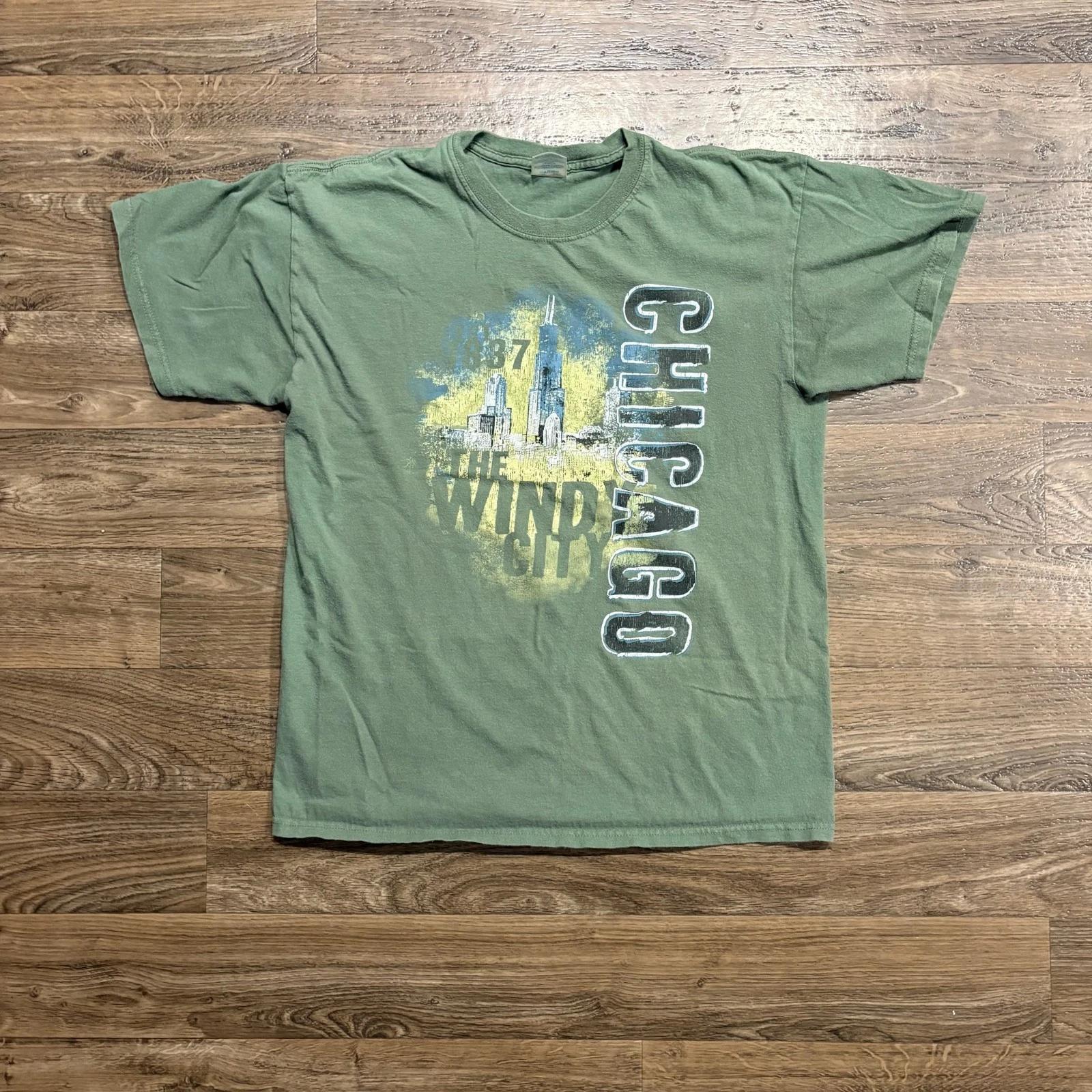 

Y2K / Vintage Chicago Spellout Skyscrapers Windy City Graphic T Shirt Green L XL