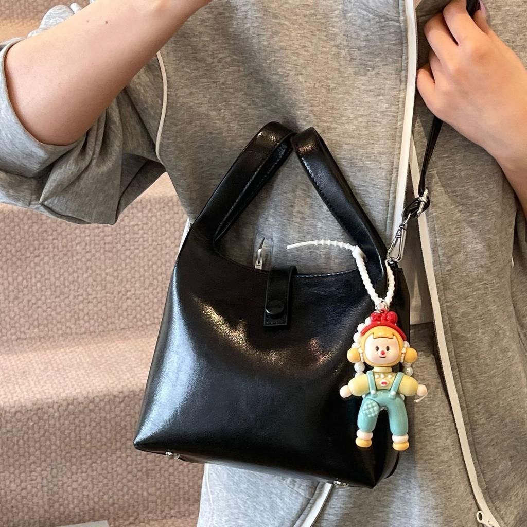 Korean Version of Fashionable Portable Bucket Bag Women's 2025 New Simple and Versatile Shoulder Bag Texture Versatile Commuter Messenger Bag