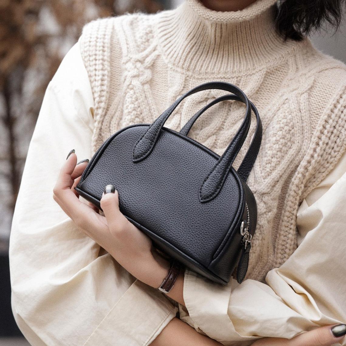 

Кожаная Портативная Сумка для Боулинга Женская 2025 Новая Нишевая Мода Сумка-Подушка Универсальная На Одно Плечо Кроссбоди Маленькая Сумка 20x8x11cm