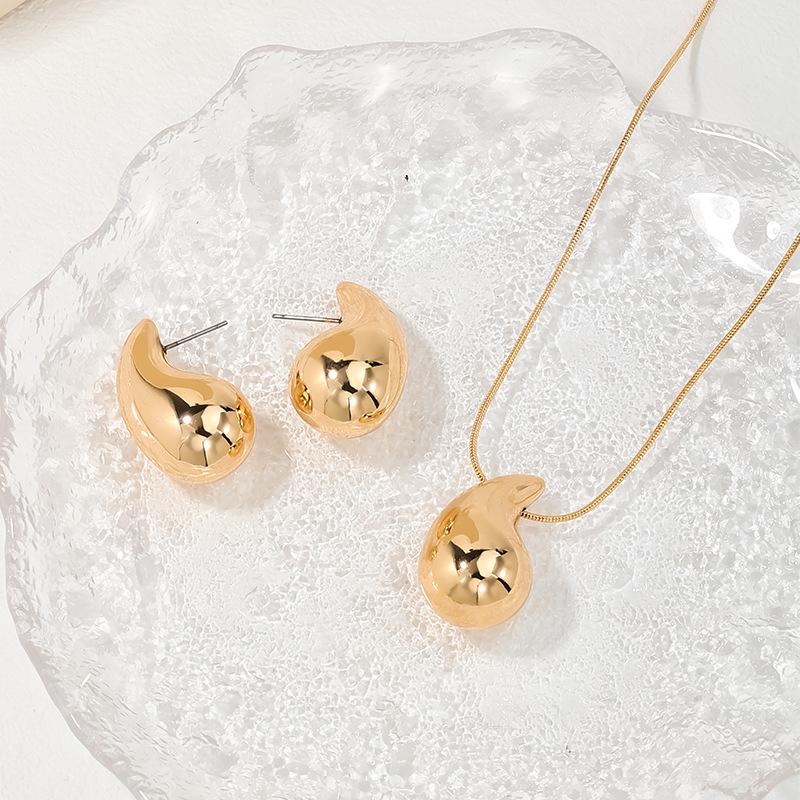 Schmuck aus dem Nahen Osten Wassertropfen-Typ Glänzendes Komma-Anhänger-Halskette Ohrstecker Personalisiertes Einfaches Wind Schlüsselbeinketten-Set Schmuck Damen