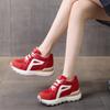 Neue Plateauschuhe für Damen nehmen im Frühling und Herbst zu, sportliche, vielseitige kleine weiße Schuhe haben hohen Wert.