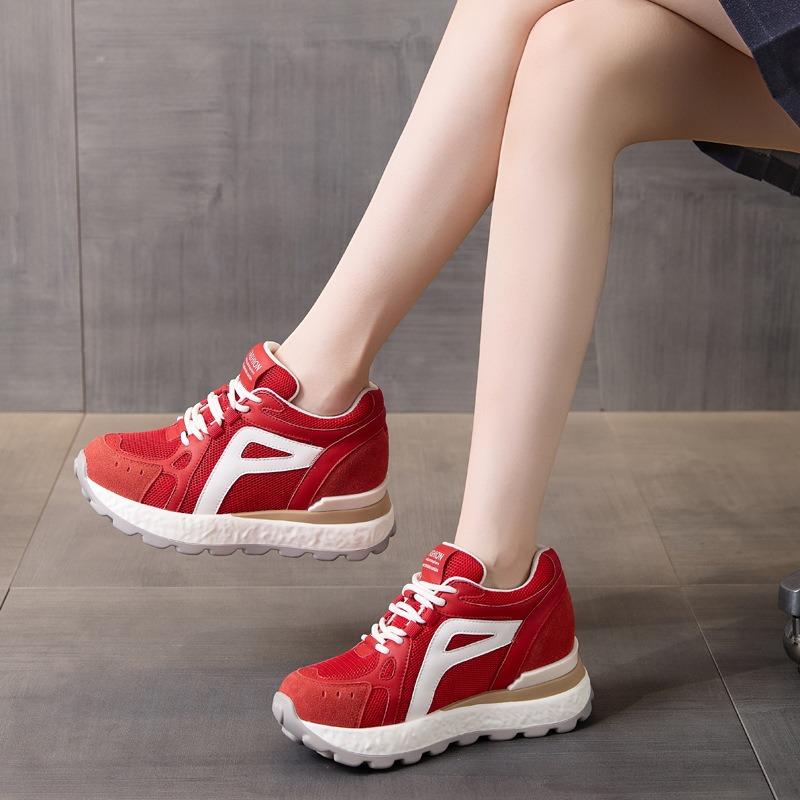 Neue Plateauschuhe für Damen nehmen im Frühling und Herbst zu, sportliche, vielseitige kleine weiße Schuhe haben hohen Wert.