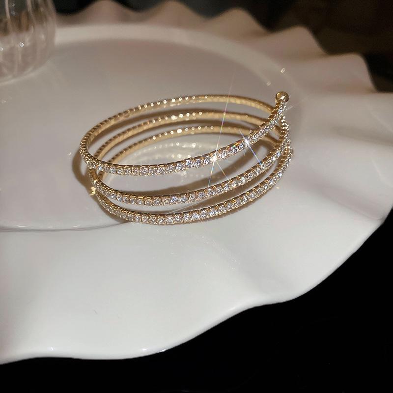 Elegantes Zirkon Buchstaben Blumen Armband: Hochwertiger vielseitiger Armreif für Damen