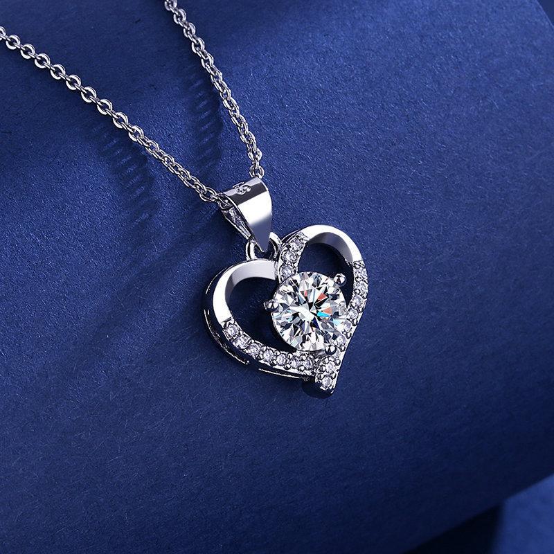 S925 sterling silver simple love inlaid D-color moissanite necklace niche design versatile high-end collarbone chain holiday jewelry gift