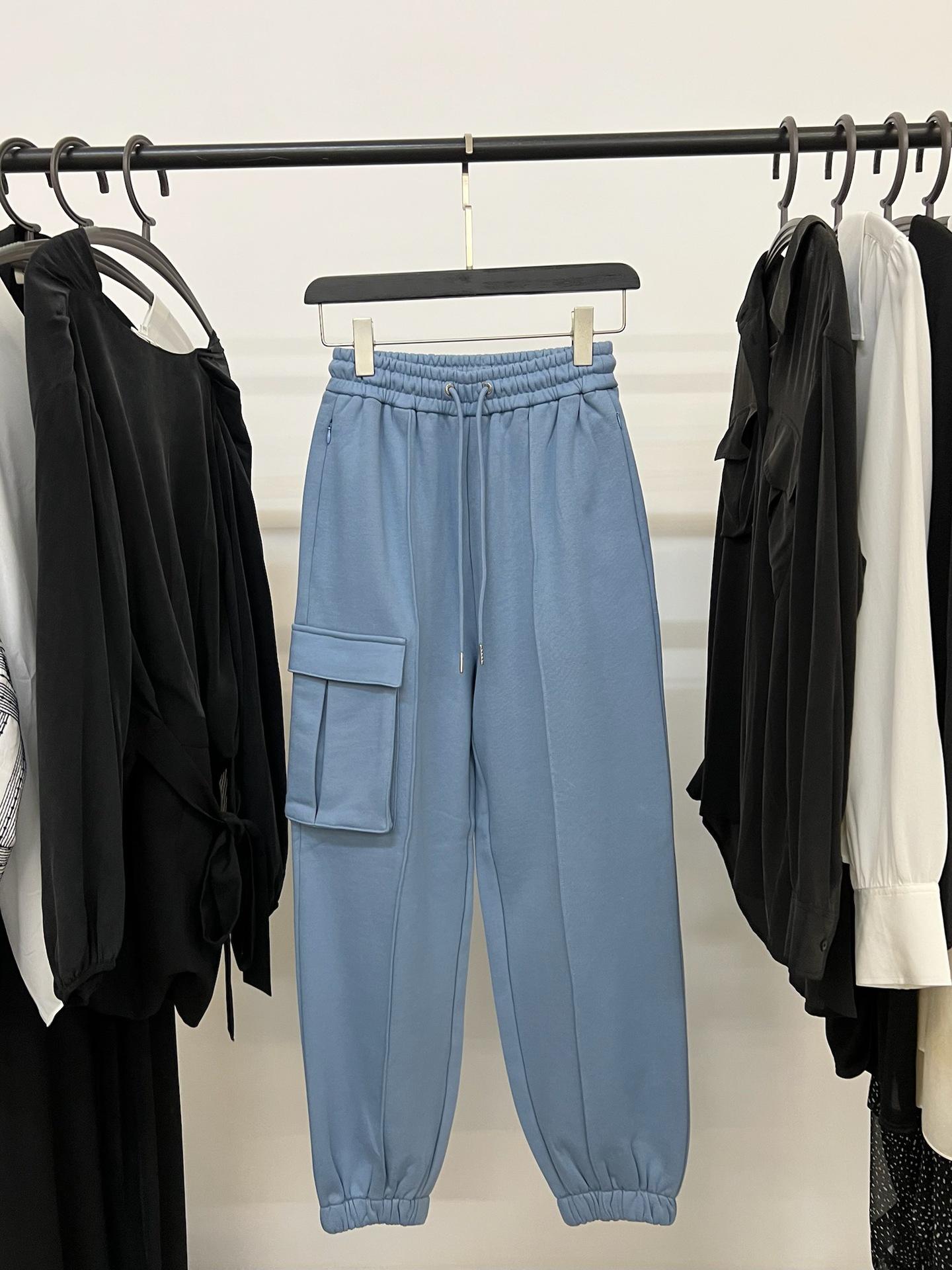

Water-Resistant Fleece-Lined Tapered Knit Sports Pants with Elastic Waistband, Drawstring, and Large Side Pockets XS серый/синий