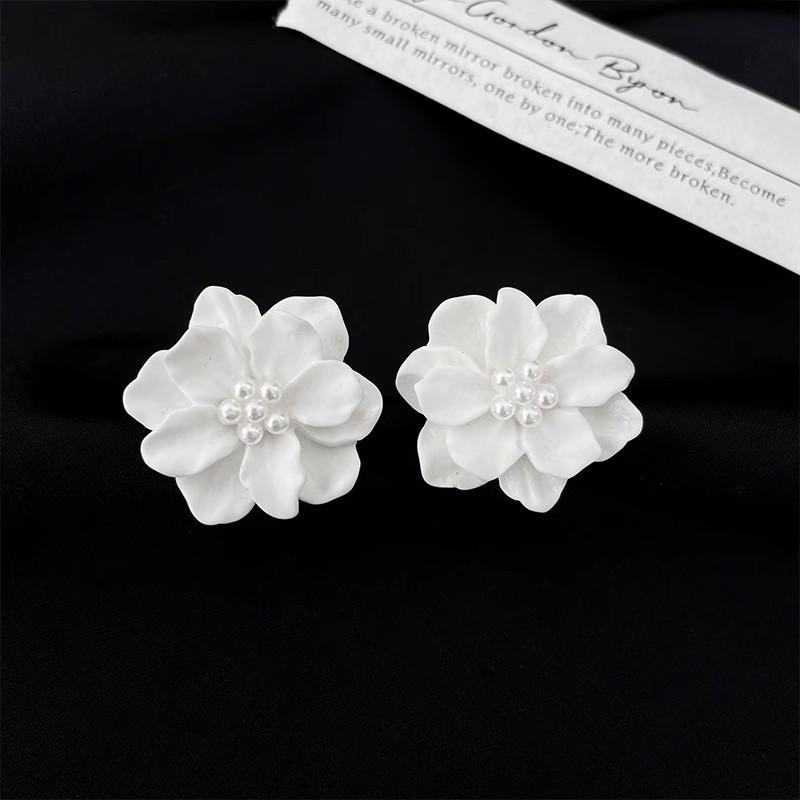 Stylish, simple and versatile exaggerated flower earrings, fresh temperament and three-dimensional multi-color flower pearl ears