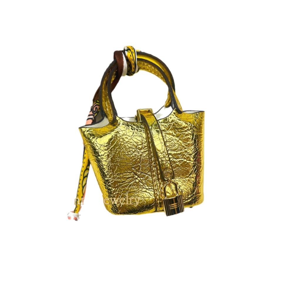 New Fashion Bag Pendant, High-end Leather Car Keychain Pendant, Metal Cute Creative Earphone Bag Jewelry.
