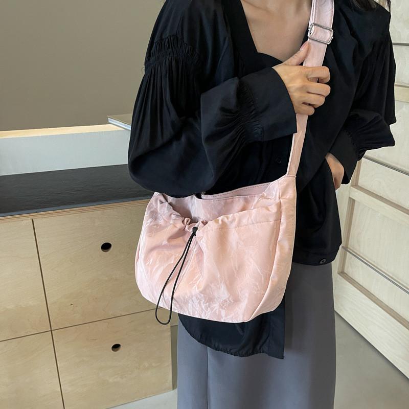 Stylish And Modern Canvas Tote Bag For Women With Large Capacity Perfect For Daily Use