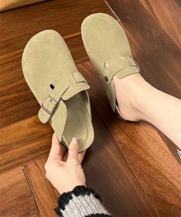 Women with one foot on Birkenstocks slippers will be popular in 2025, and the new versatile thick-bottomed bag head will be worn outside. Casual half 