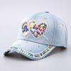 Damenmode Denim Baseballkappe mit Strassstein "love" Herz und Schmetterlingsdetail, gebogene Kante Schnabelkappe