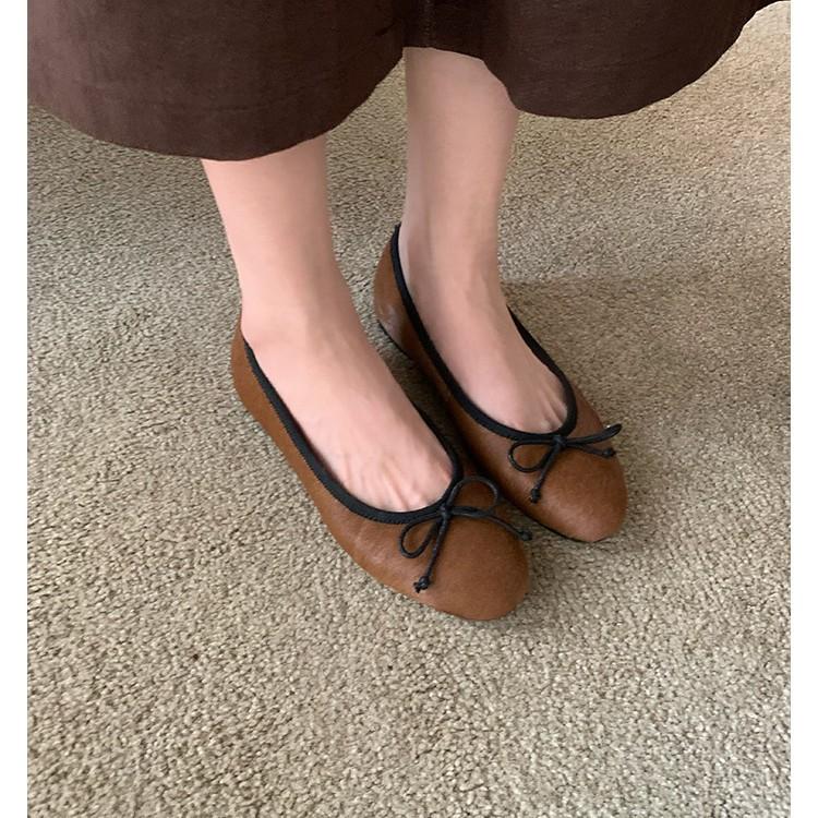 Grape mother has the same classic small round head, light mouth, versatile bow, leopard print single shoes, one pedal, ballet Mary Jane shoes.