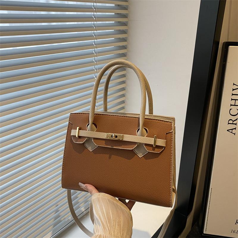Womens Large Capacity Shoulder Bag With Detail And Inner Phone Pocket For Street Style