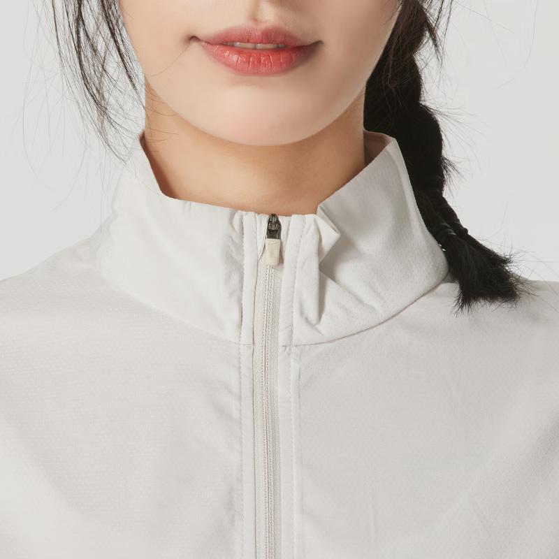 Nike Bequeme einfarbige atmungsaktive Lauf-Freizeitjacke mit Stehkragen und langen Ärmeln für Damen, Jacke weiß FV6414104