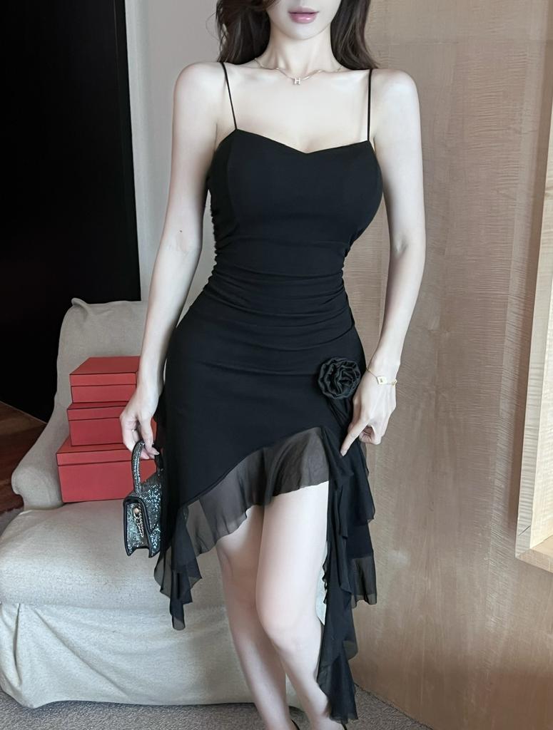 Sexy Netzblumen-Patchwork unregelmäßiges Designgefühl kleines schickes Nischen-Basiskleid Hosenträgerkleid mit Hüftumhüllung