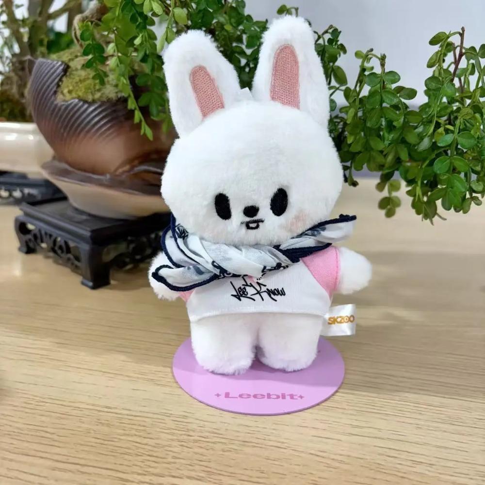 Najnowszy pop-up store skzoo w 2025 roku zawiera magnetyczną lalkę stojącą w uroczej kreskówkowej pozie jako figurkę prezentową oraz celebrytę.