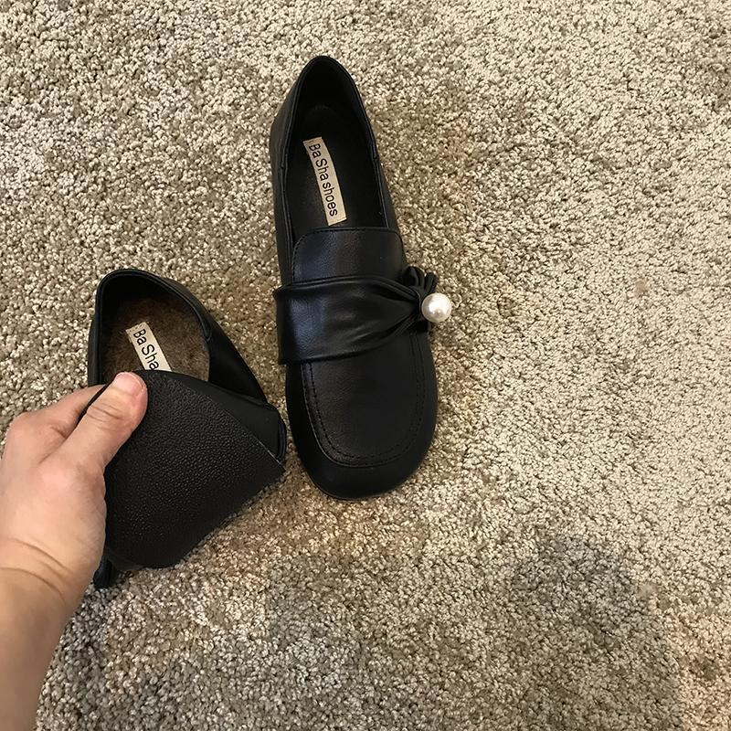 Koreansk designer 2025 nye damesko søte rund tå dyp utringning perle fotsett britiske små skinnsko studentjente