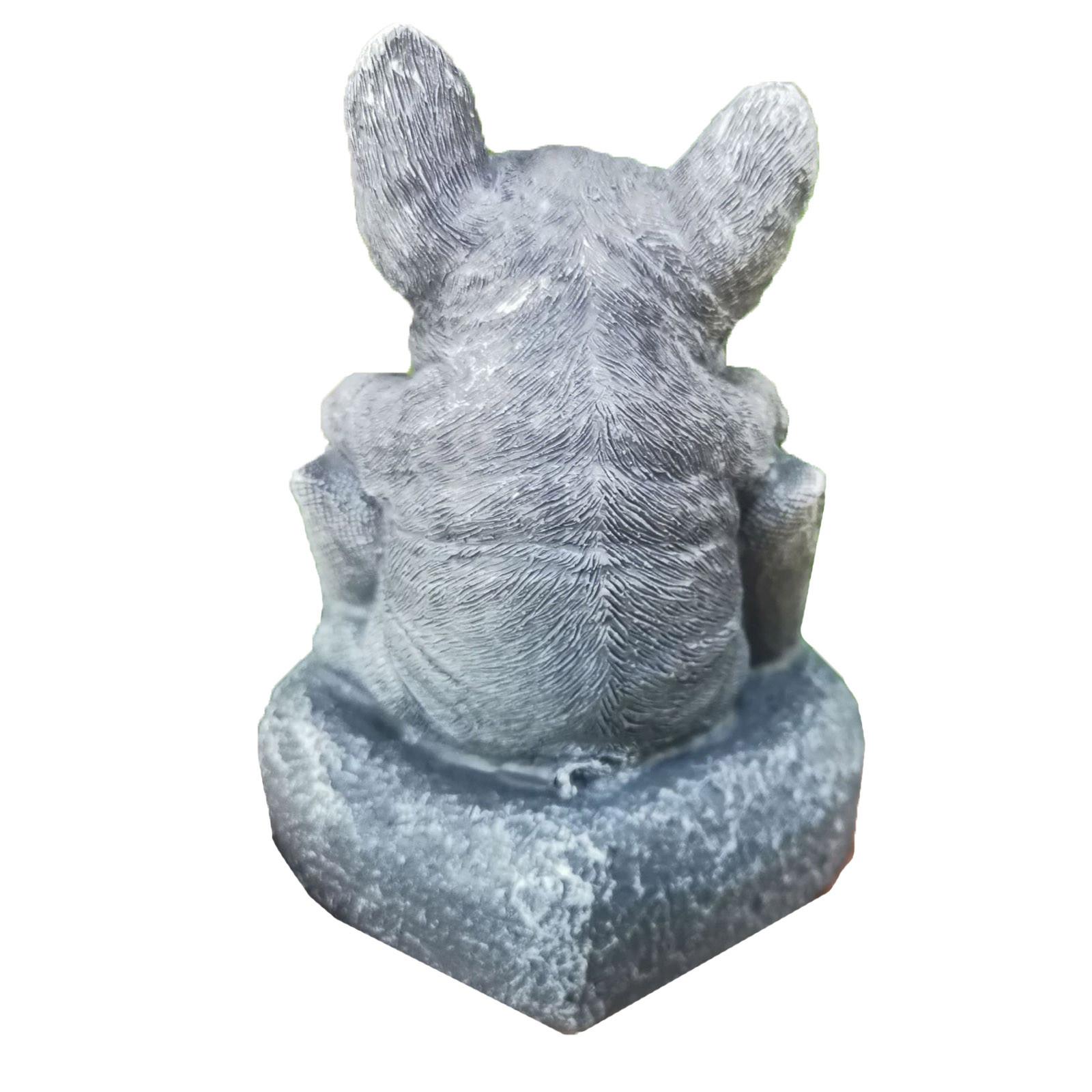 

Собаки на постаментах для статуи собаки во дворе, украшенной гостеприимством