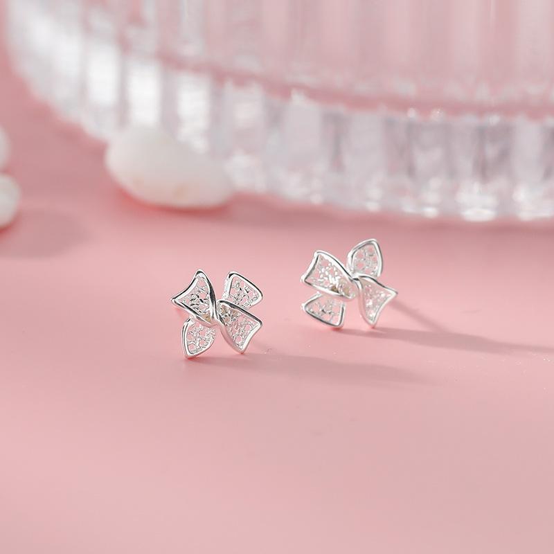 

Серьги-пусеты с полым бантом, женские, новые, в иностранном стиле, нишевый дизайн, легкая роскошь, ювелирные украшения для ушей