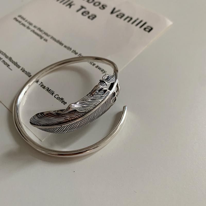 

Винтажный тайский серебряный браслет с черным пером: Потертый, Минималистичный, Легкая роскошь браслет