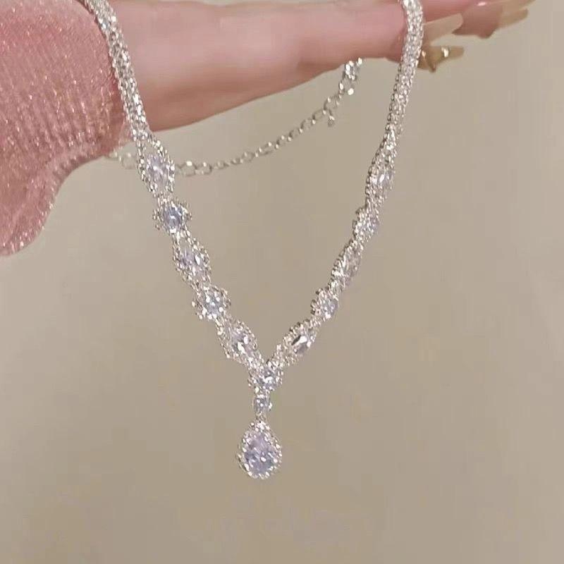 Pearl collarbone chain Women's versatile temperament Fashion niche necklace Neck chain Accessories