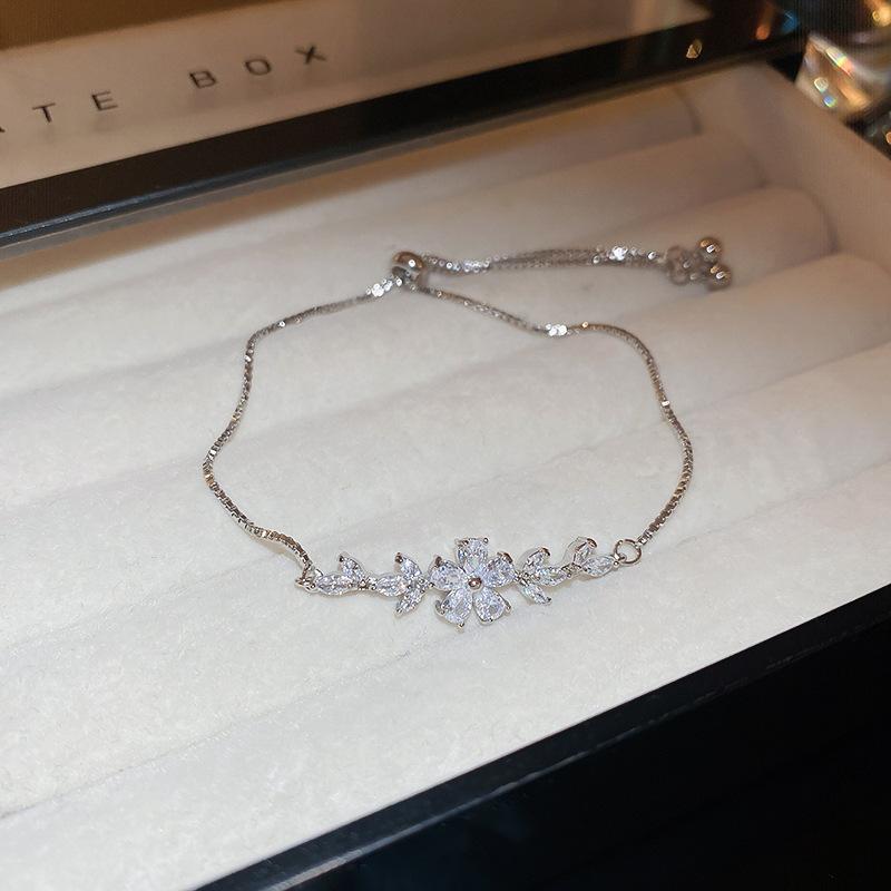 Zircon Round Geometric Flower Bracelet Vintage Style Bracelet Light Luxury High-End Hand Jewelry For Women