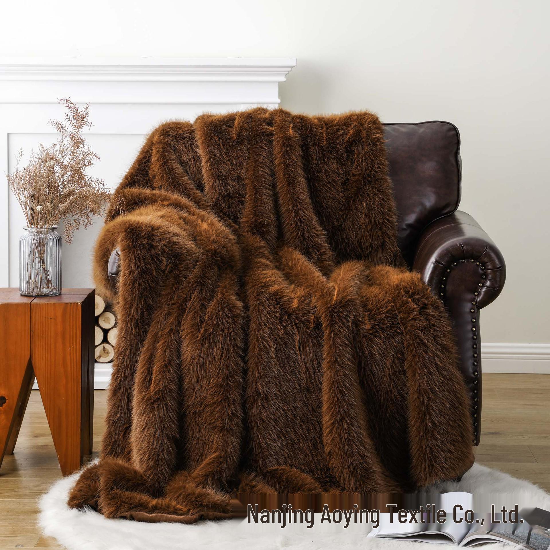 

Luxury Faux Fur Throw: Thick, Fluffy Blanket for Autumn & Winter 127×152cm темно-коричневого кольору
