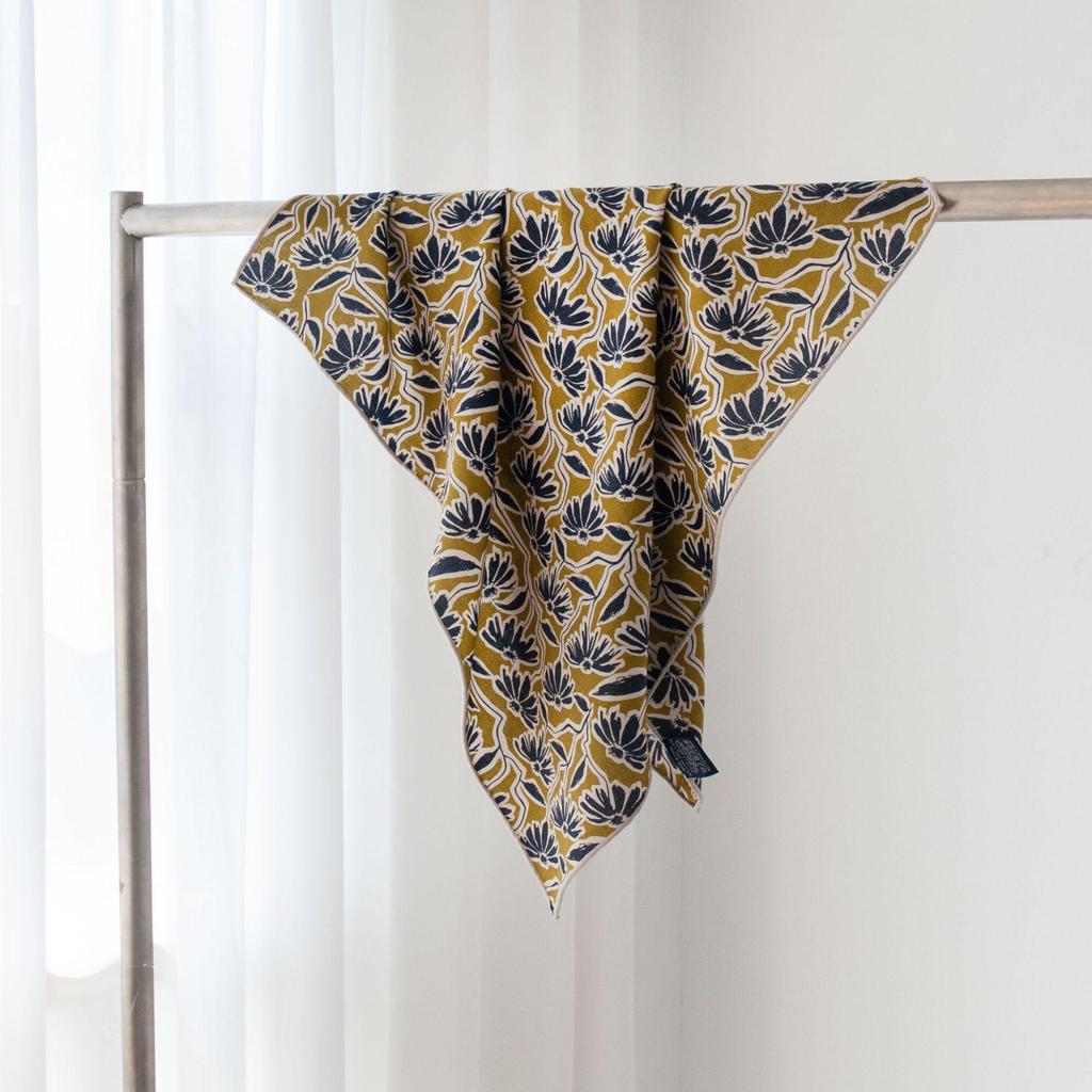 Luxury Hand-Rolled Double-Sided Wool Silk Scarf with Daisy Print, 70cm Square - Hangzhou Silk Gift Edition