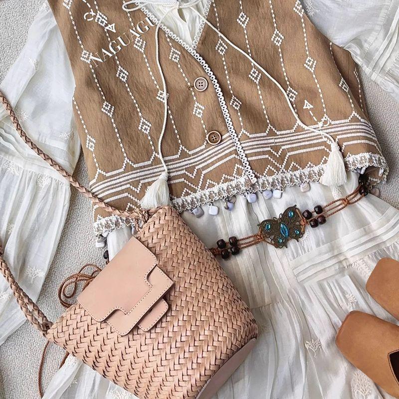 

2025 Новое поступление Нишевый дизайн Плетеная сумка Маленькая сумка-ведро Сумка для мобильного телефона Сумка через плечо Женская сумка Стильная Трендовая Южная Корея Apricot color