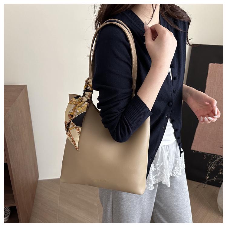 2025 Große Damen-Umhängetasche - Vielseitige, einfache Pendler-Tragetasche mit Schal