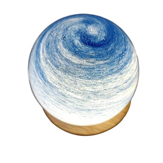 

Прикроватная лампа Романтический дизайн планеты Привлекательный свет Мягкий потрясающий визуальный эффект Высокопрозрачная стеклянная крышка 9