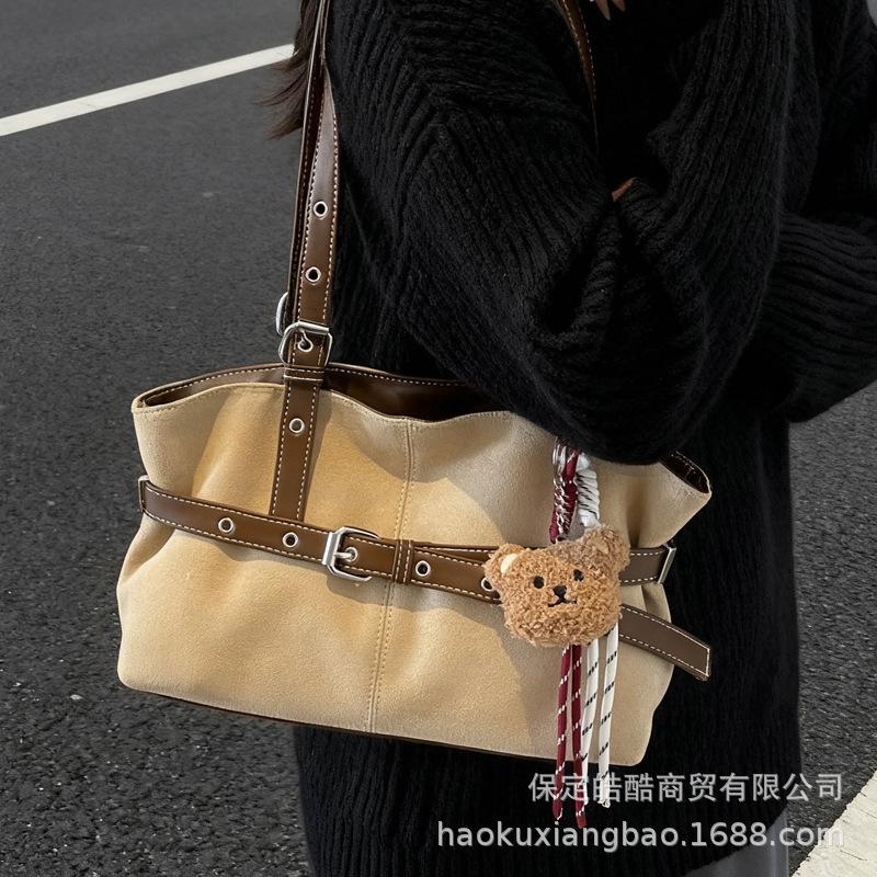 Large-capacity bags women's autumn and winter versatile 2025 new simple shoulder bags are popular this year, textured commuter tote bags