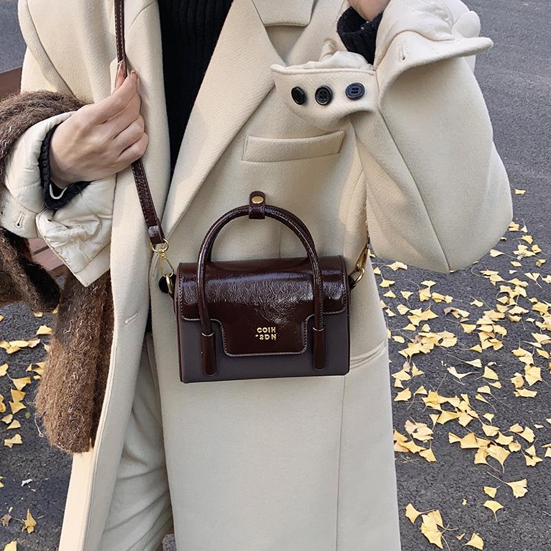 Niche design versatile small square bag women's 2025 new retro high-grade texture shoulder messenger commuter bag