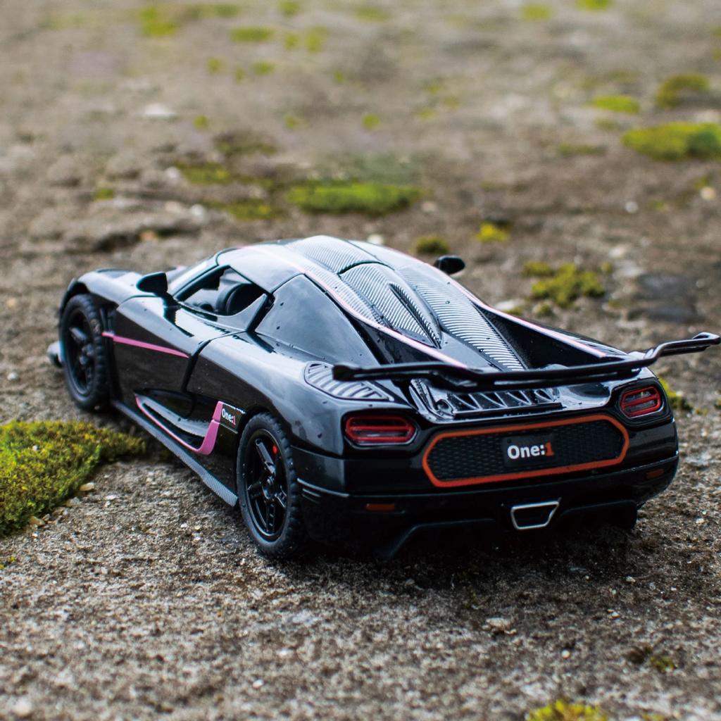 1/32 Koenigsegg ONE 1 Model sportovního auta z hliníkové slitiny Odlitky Kovové závodní vozidla Model Simulace Zvuk a světlo Dětská hračka Dárek