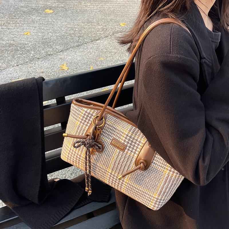 

Autumn and winter retro high-end small bag women s 2025 new plaid versatile hand bag shoulder armpit bag