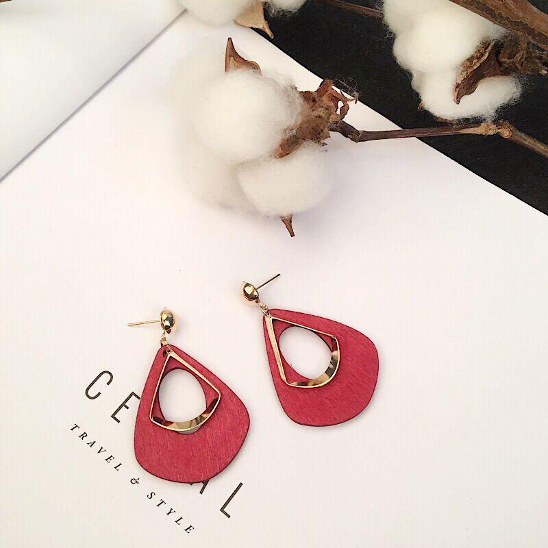 Vintage Hong Kong-Style Wooden Hollow Earrings: Simple, Versatile, Long, Perfect for Women's Fashion.