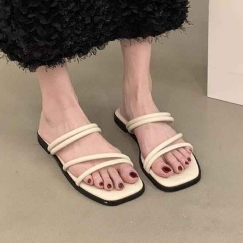 Fashion Hot Selling 2025 Summer Thin Strap Flat Sandal Slim Single Strap Beach Flip Flops Casual Chic Outdoor Slip-Ons for Outfit Solid