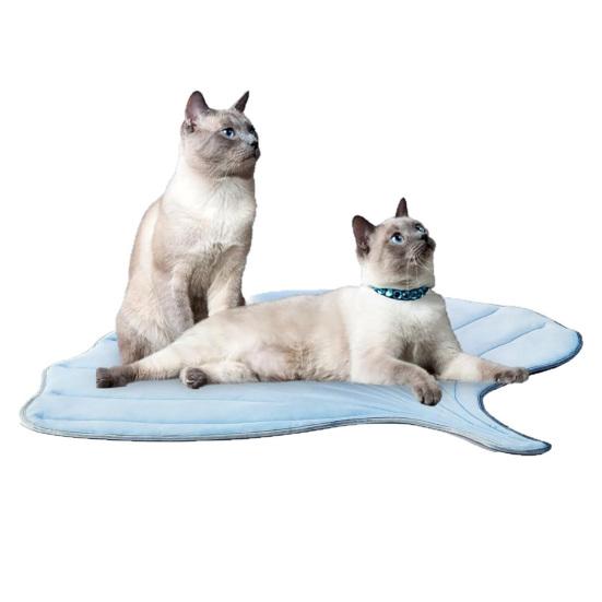 

Охлаждающий коврик для собак в форме листа, самоохлаждающаяся подстилка для собак, кошек, моющаяся, нескользящая, летняя подстилка для сна для собак для использования в помещении и на улице S светло-синий